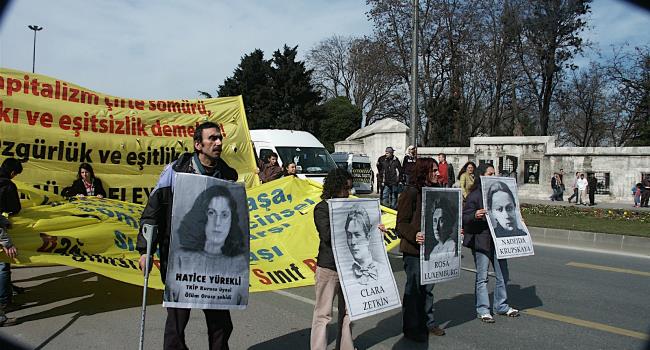 /galeriler/foto/20060305-1240-8-mart-mitingi-beyazit-2006/8-mart-mitingi-beyazit-2006-1.JPG
