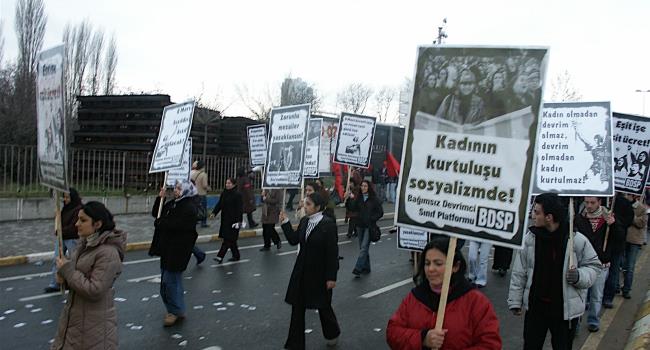 /galeriler/foto/20070308-1256-8-mart-mitingi-kadikoy-2007/8-mart-mitingi-kadikoy-2007-1.JPG