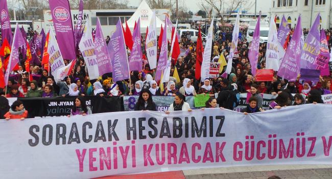 /galeriler/foto/20230305-2307-kadikoyde-8-mart-kadin-platformunun-eylemi-5-mart-2023/kadikoyde-8-mart-kadin-platformunun-eylemi-5-mart-2023-1.JPG