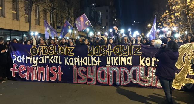 /galeriler/foto/20230309-0630-taksim-8-mart-2023-21-feminist-gece-yuruyusu/taksim-8-mart-2023-21-feminist-gece-yuruyusu-1.JPG