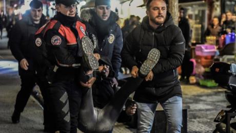 /kadikoyde-intihar-degil-cinayet-diyen-genclere-gozalti.jpg