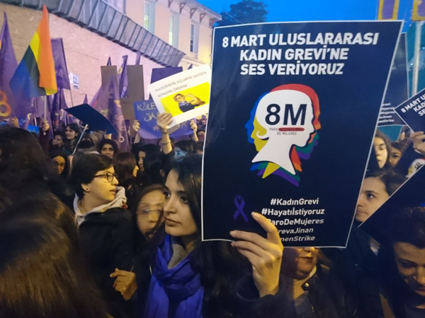 /images/haber/kadin-grevinde-dair-AA.jpg